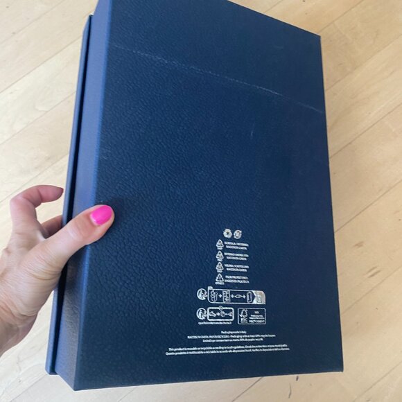 DIOR Empty Shoe Box storage includes ribbon and folder - Picture 5 of 5